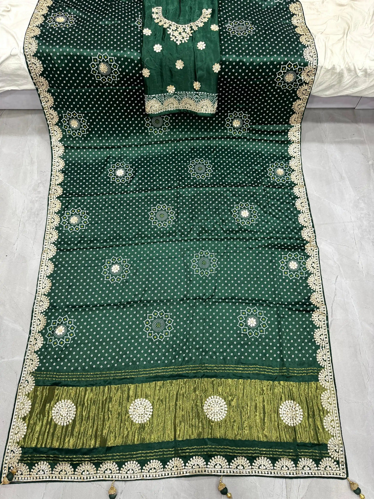 Desiner Bandhani Pure Lagadi Patta With Print saree